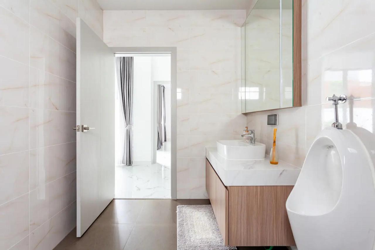 Astro Deluxe 4 Bedrooms Vila